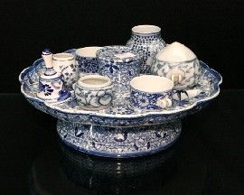 Appraisal: A Caughley tazza with scalloped lip in 'Chinese Flowers' pattern