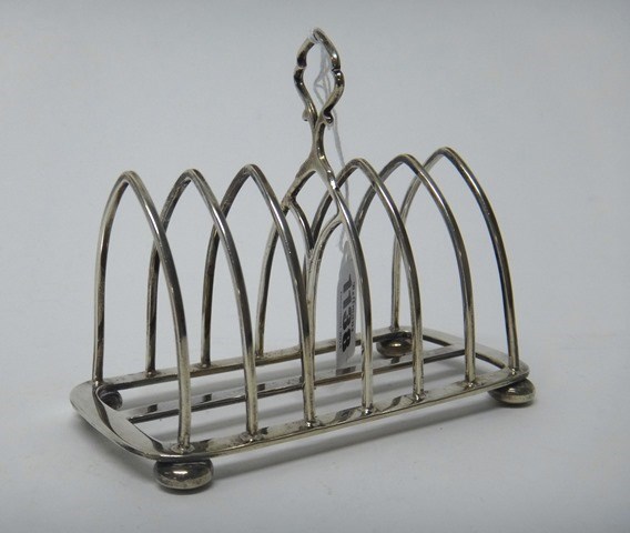 Appraisal: A silver seven bar toastrack of arched form with a