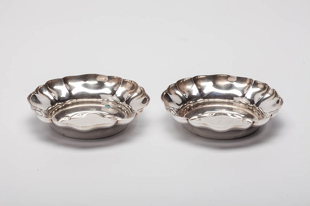 Appraisal: A PAIR OF MODERN SILVER LOBED DISHES diameter