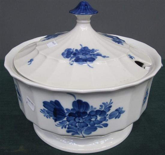 Appraisal: ROYAL COPPENHAGGEN SOUP TUREEN Royal Coppenhagen porcelain lidded tureen White