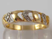 Appraisal: A yellow metal tests carat gold diamond set ring approx