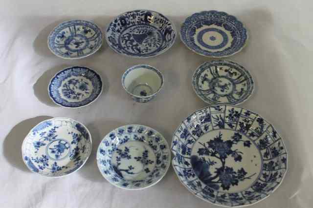 Appraisal: A CHINESE BLUE AND WHITE SAUCER DISH Kangxi a tea