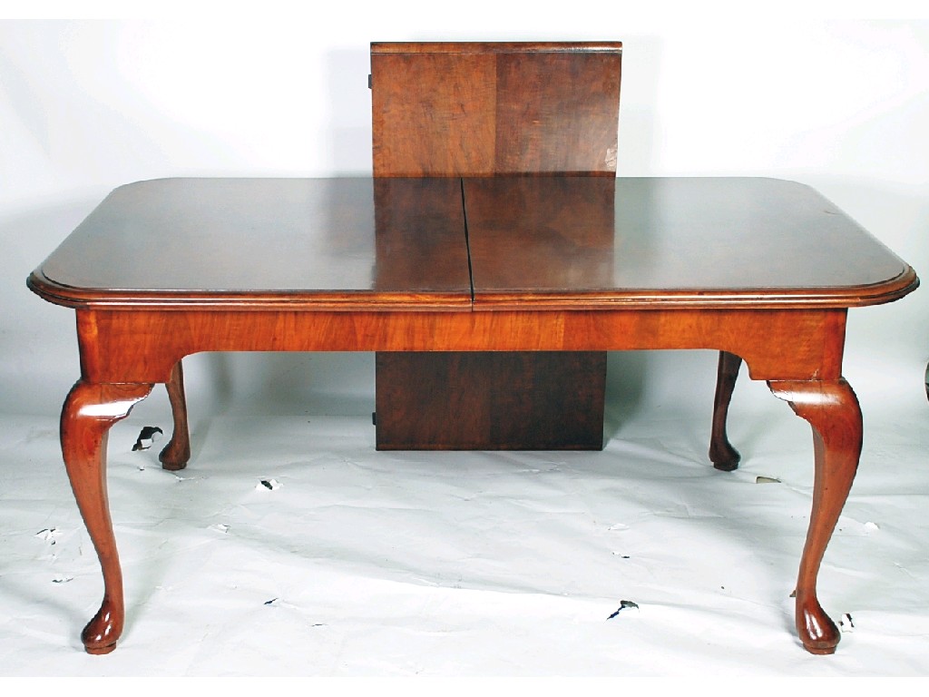 Appraisal: GOOD QUALITY EARLY TWENTIETH CENTURY WALNUT PULL OUT EXTENDING DINING