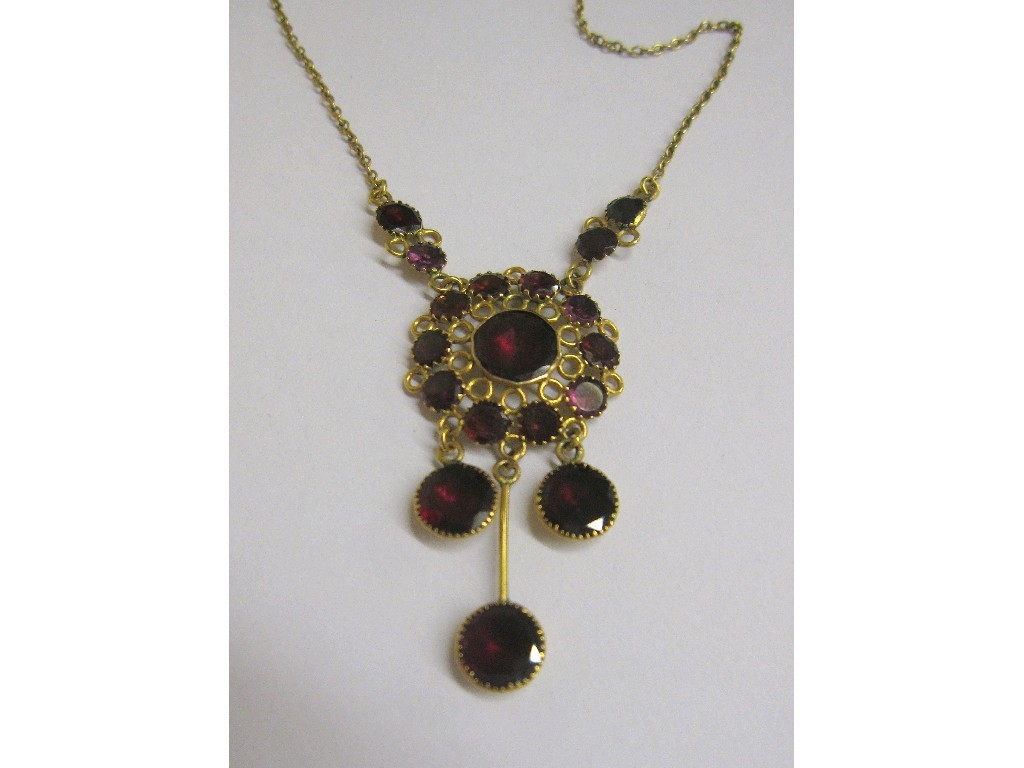 Appraisal: Edwardian yellow metal almandine garnet set necklace