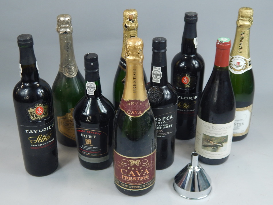 Appraisal: Various bottles of champagne port etc to include Fonseca vintage