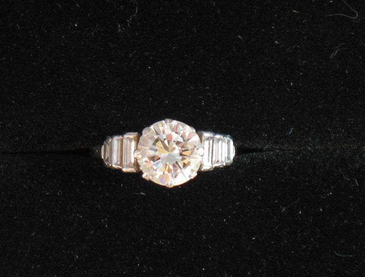 Appraisal: AN ART DECO DIAMOND RING set to the centre with