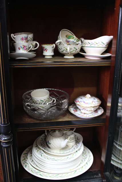 Appraisal: A COLLECTION OF MISCELLANEOUS CHINA AND GLASS to include a