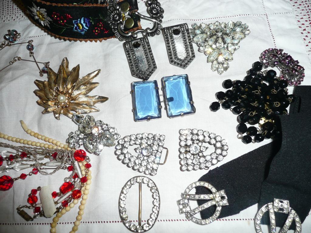 Appraisal: A collection of vintage buckles brooches and necklaces