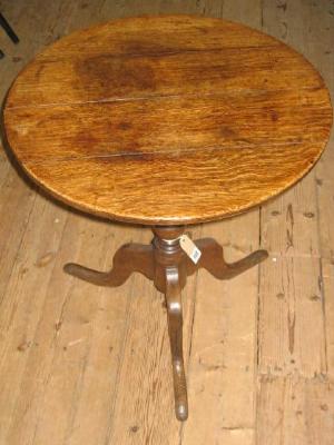 Appraisal: AN OAK TRIPOD TABLE the circular top on turned vase