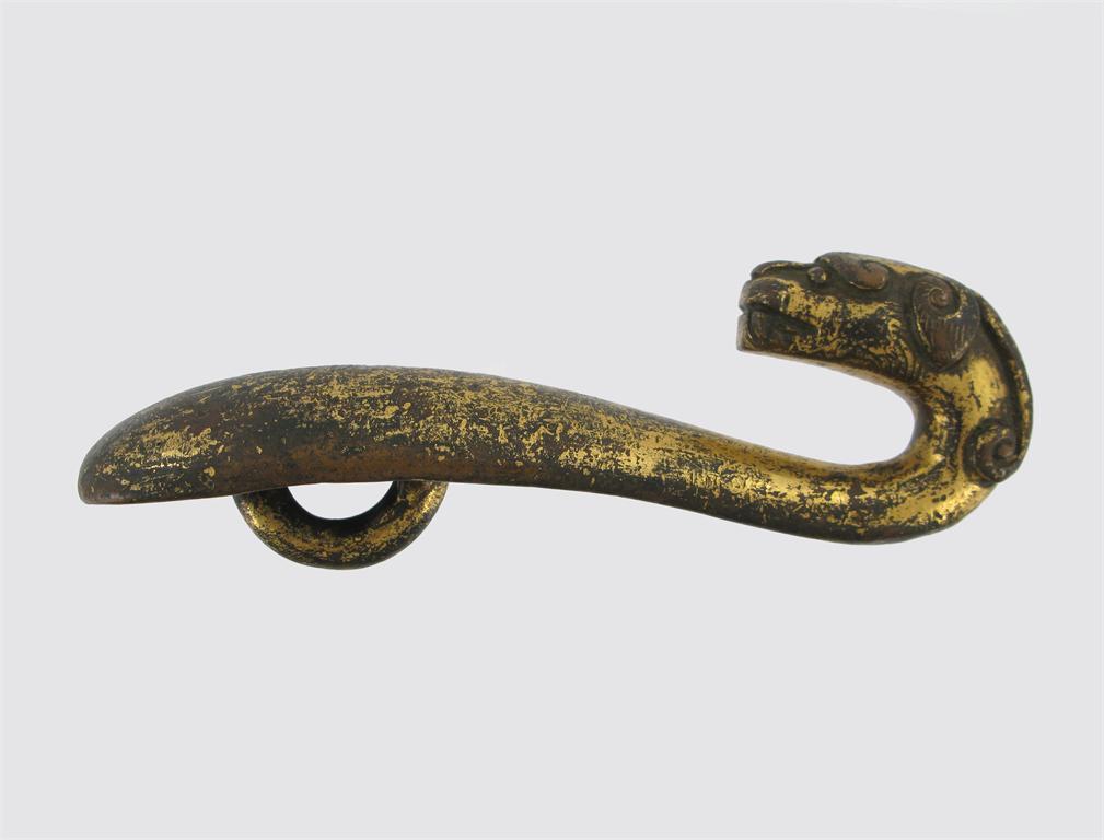 Appraisal: A Chinese gilt bronze belt hook