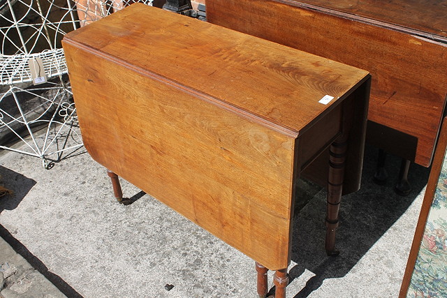 Appraisal: A VICTORIAN MAHOGANY DROP LEAF DINING TABLE cm