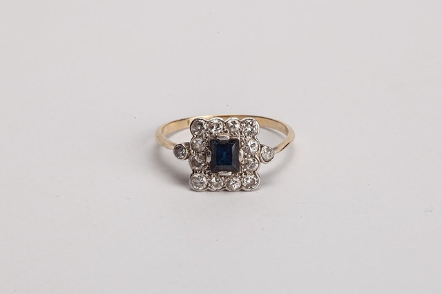 Appraisal: AN CT GOLD LADIES RING with square cut sapphire setting