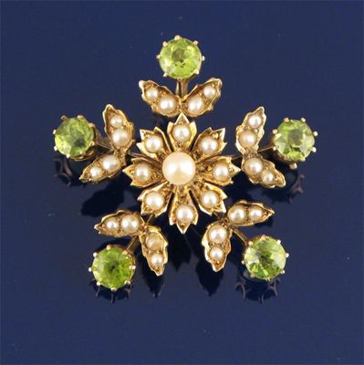 Appraisal: An Edwardian seed pearl and peridot brooch pendant set in