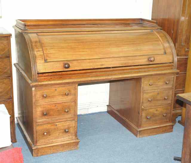 Appraisal: A VICTORIAN MAHOGANY ROLL TOP DESK with pull out rising