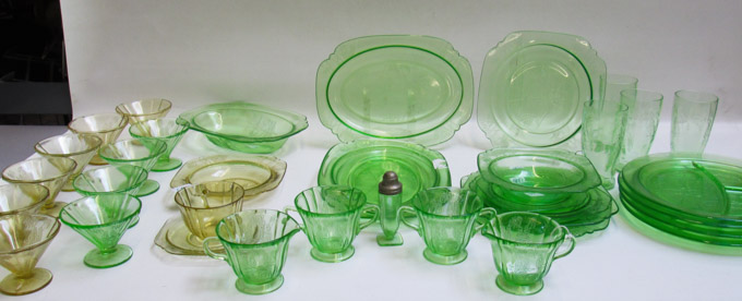 Appraisal: FEDERAL GLASS PARROT DINNERWARE thirty-six pieces most in Green grill