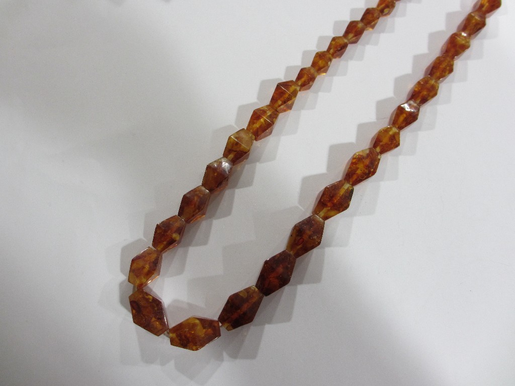 Appraisal: String of amber beads