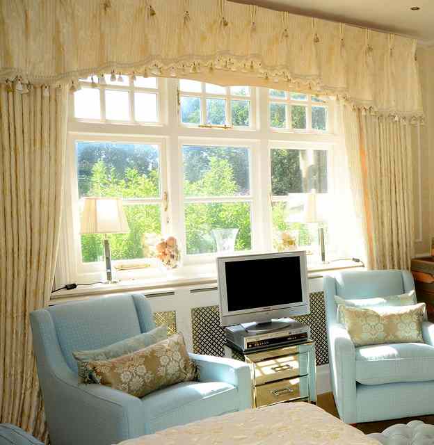 Appraisal: A PAIR OF CURTAINS AND MATCHING PELMET