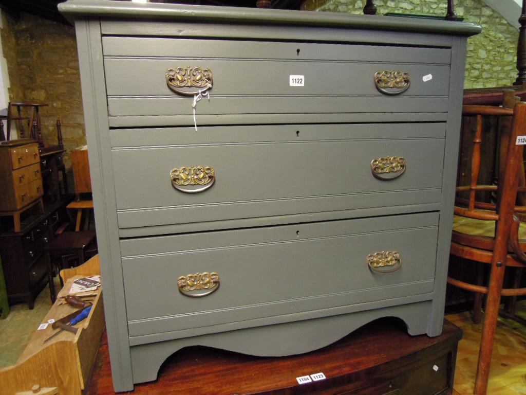 Appraisal: An Edwardian bedroom chest fitted with three long graduated drawers