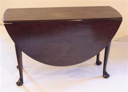 Appraisal: A George II mahogany drop leaf dining table the well-figured