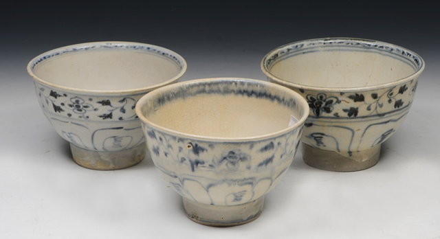 Appraisal: A COLLECTION OF THREE CHINESE BLUE AND WHITE PORCELAIN BOWLS