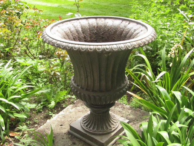 Appraisal: A pair of cast iron campana garden urns of fluted