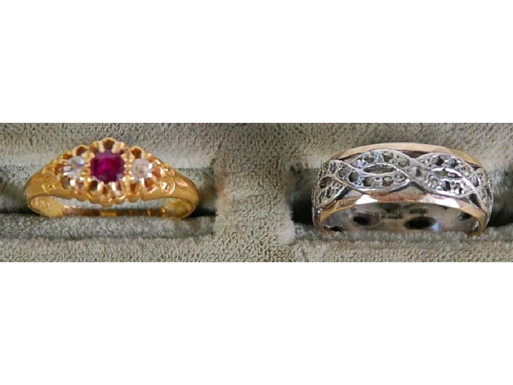 Appraisal: LADIES ct GOLD RING claw set with a garnet and