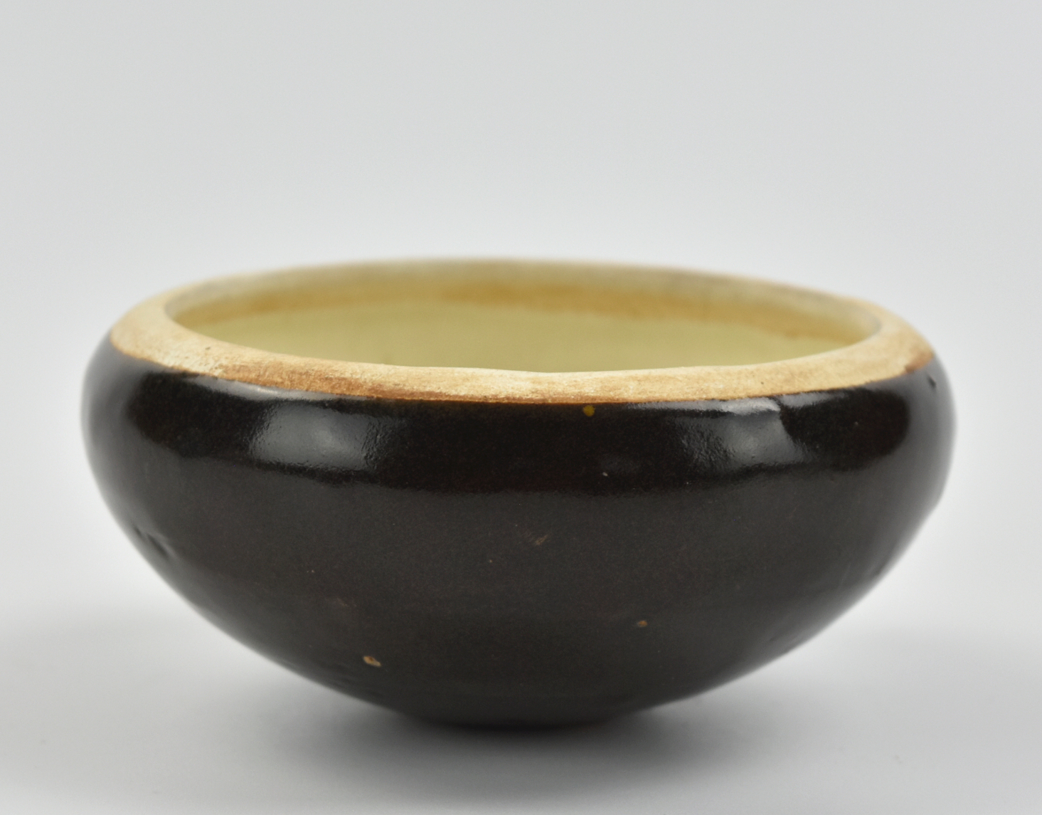 Appraisal: a Chinese Tang Dynasty rounded zisu black and white bowl