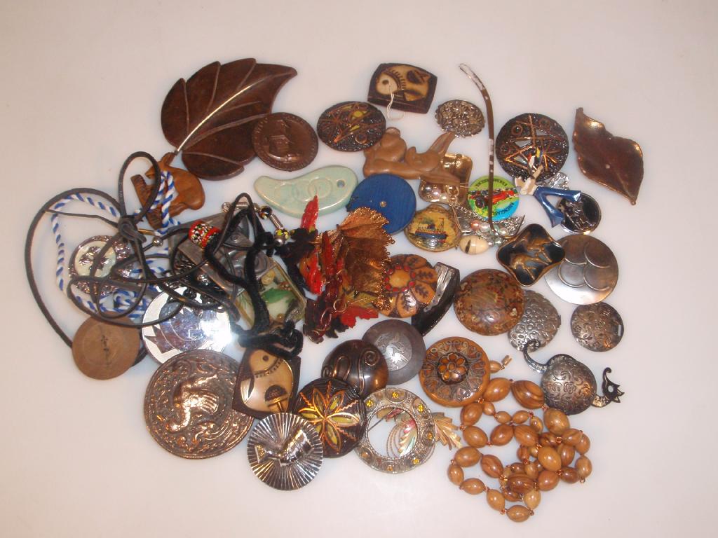 Appraisal: A quantity of costume pendants brooches etc typically 's