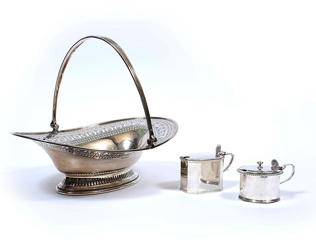 Appraisal: AN EDWARDIAN OVAL SILVER BASKET with hinged loop handle pierced