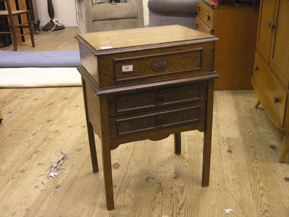 Appraisal: A solid medium oak cutlery canteen hinged top and two