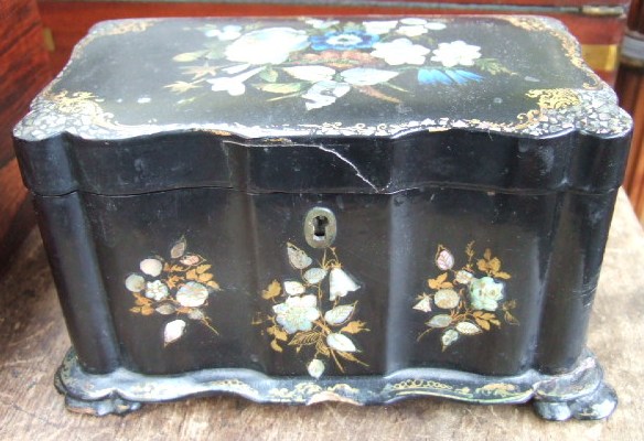 Appraisal: A th century papier mache tea caddy with floral mother