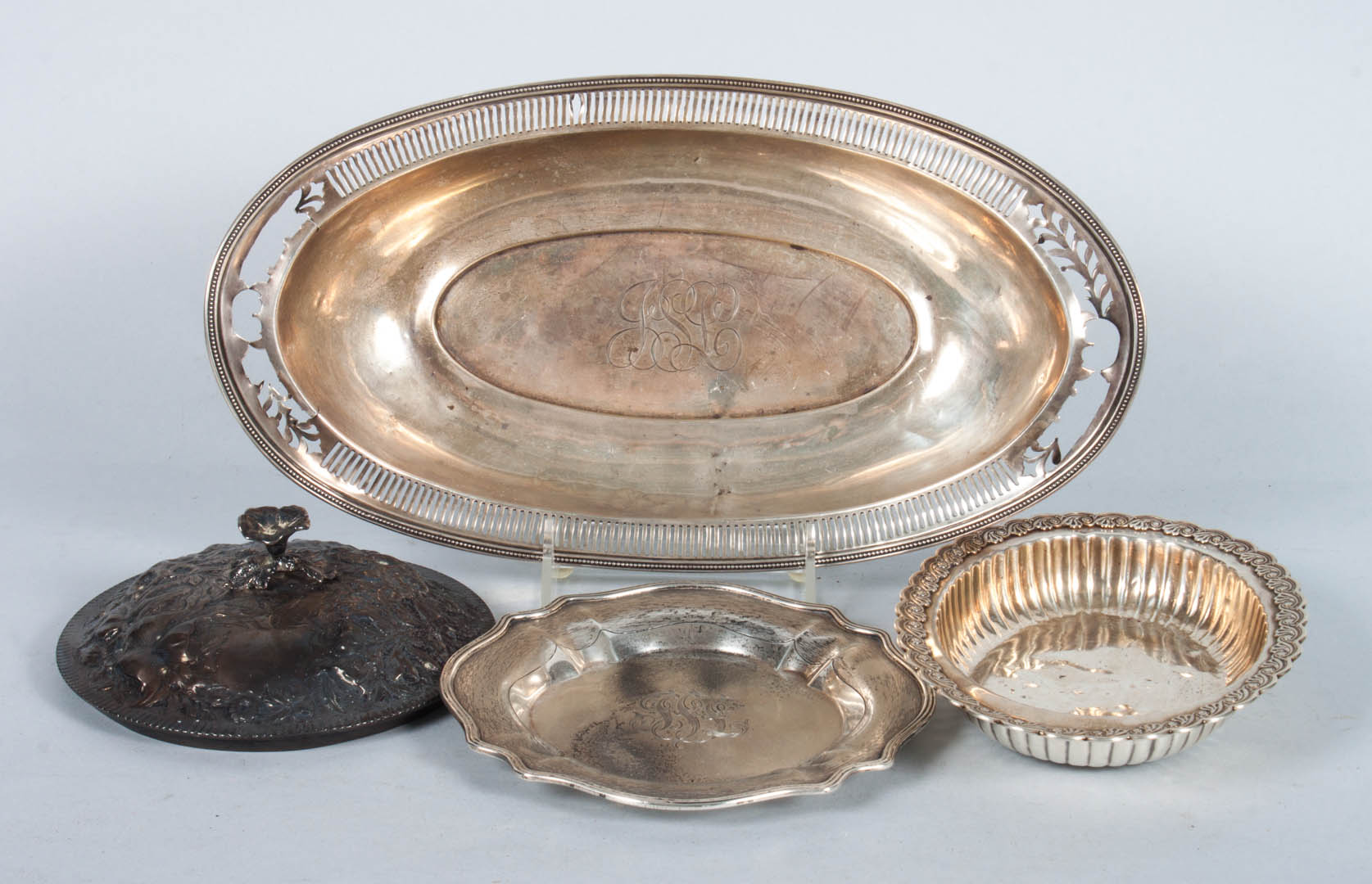 Appraisal: Miscellaneous sterling silver items including fluted side soap dish bread