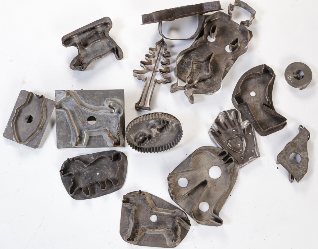 Appraisal: AMERICAN TIN COOKIE CUTTERS Early th century Includes animals people