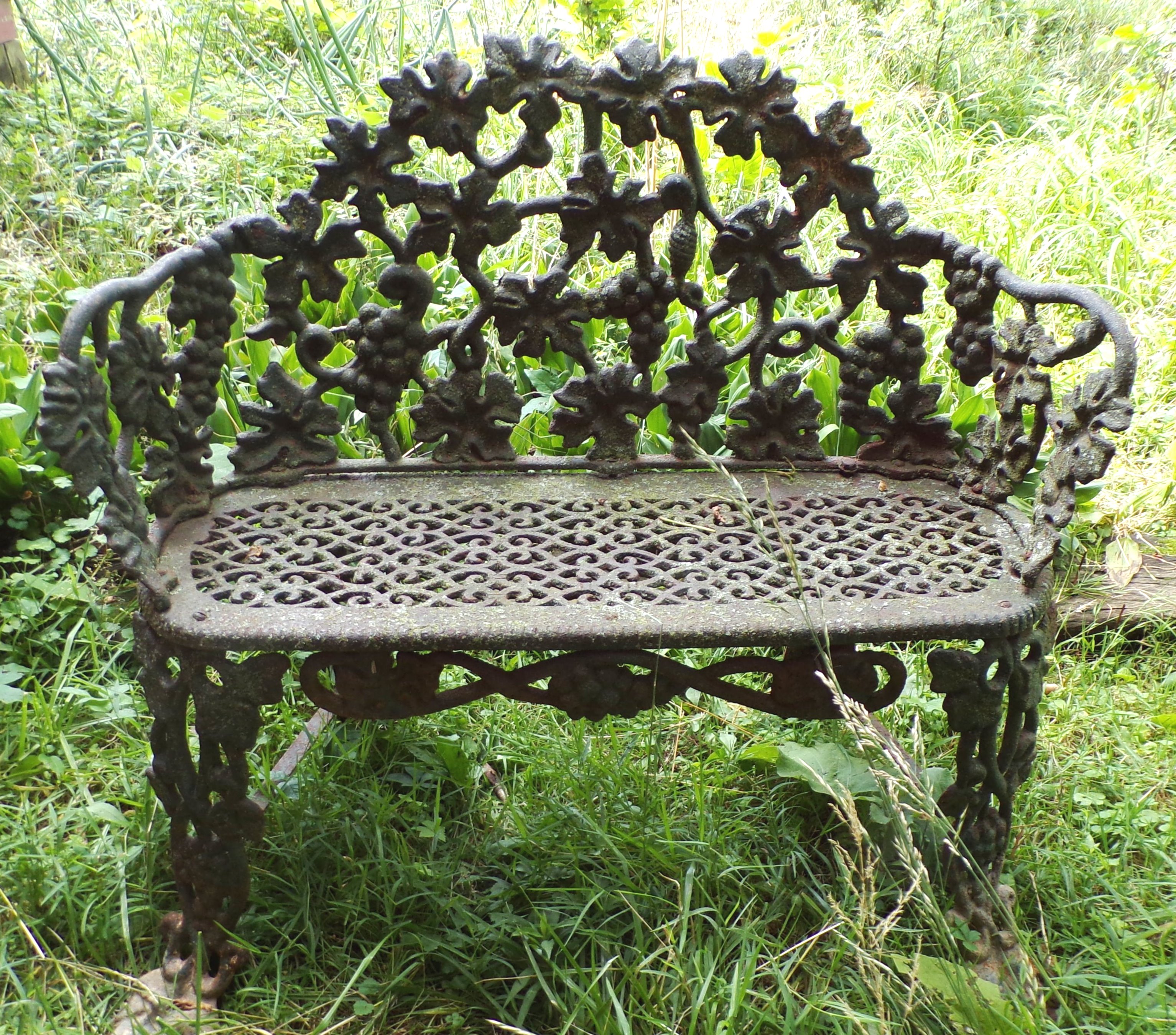 Appraisal: Cast iron garden settee leaf and berry motif ''h ''w