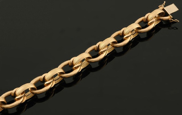 Appraisal: An Italian gold bracelet Comprising alternating oval links of plain