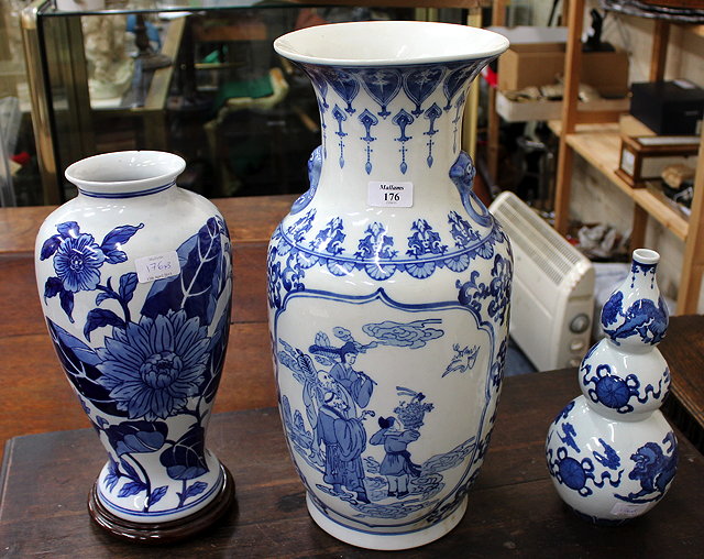 Appraisal: A LARGE TH CENTURY CHINESE BLUE AND WHITE DECORATED VASE