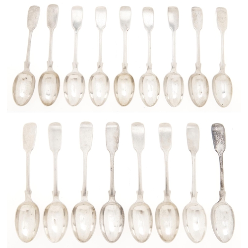 Appraisal: A set of seventeen Victorian silver teaspoons Fiddle pattern by