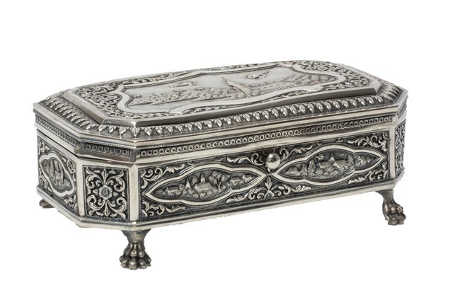 Appraisal: A Pakistani cut cornered rectangular hinge lidded box the cover