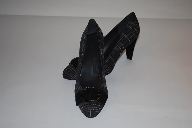 Appraisal: Nina black patent leather pumps Size - Good condition -