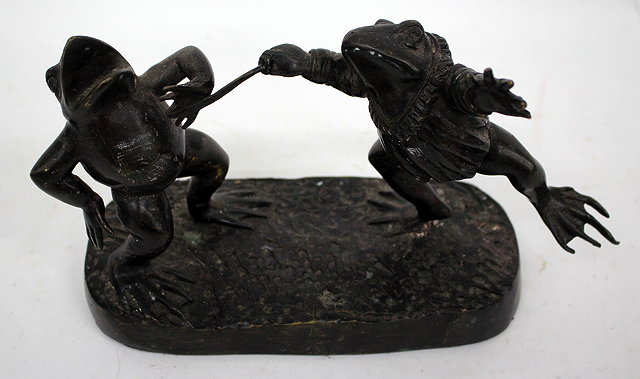 Appraisal: A BRONZED SCULPTURE OF TWO FROGS FIGHTING cm wide x