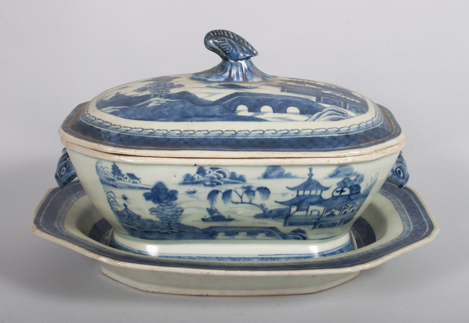 Appraisal: Chinese Export Canton porcelain soup tureen second quarter- th century