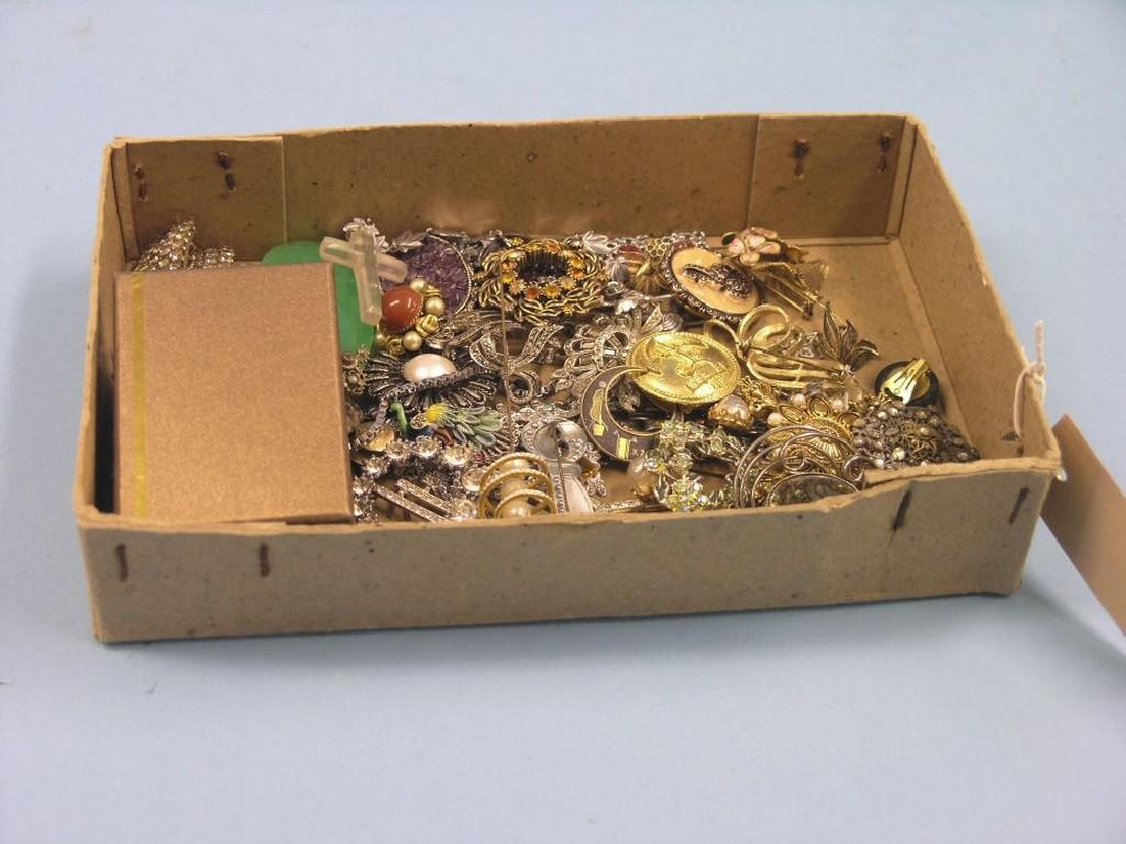 Appraisal: A quantity of costume brooches