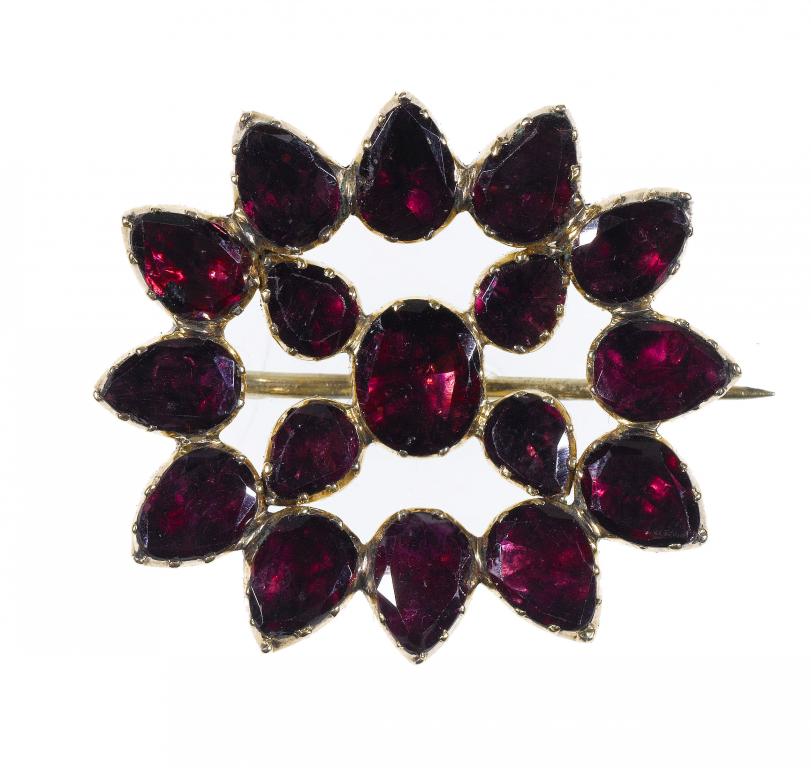 Appraisal: AN ANTIQUE FOILED GARNET BROOCH in gold