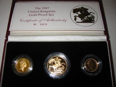 Appraisal: A GOLD PROOF SET comprising sovereign and half sovereign dated