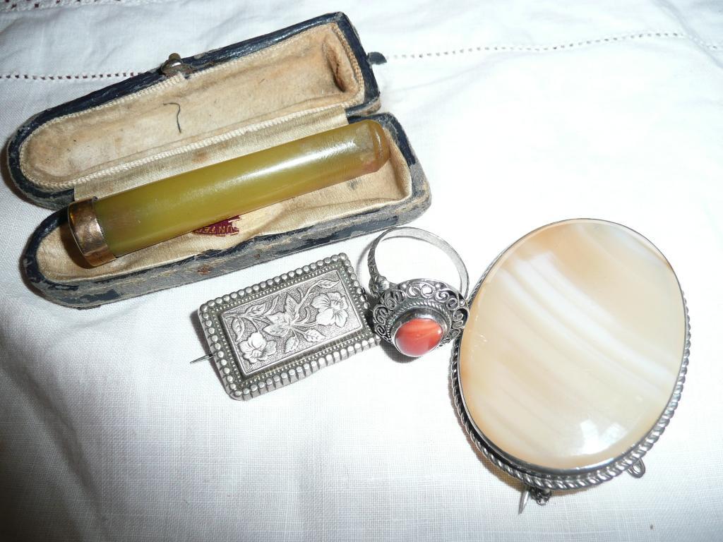 Appraisal: A small group of vintage items including a cigarette holder