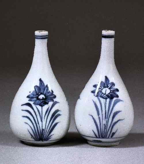 Appraisal: A pair of miniature Chinese blue and white porcelain vases