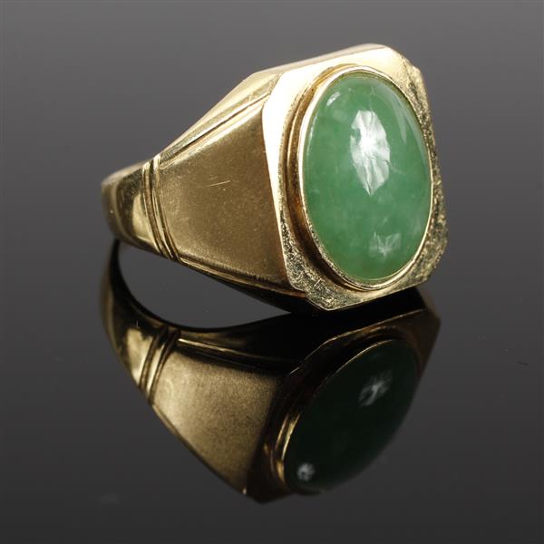 Appraisal: Yellow Gold K Jade cabochon Vintage Art Deco signet ring