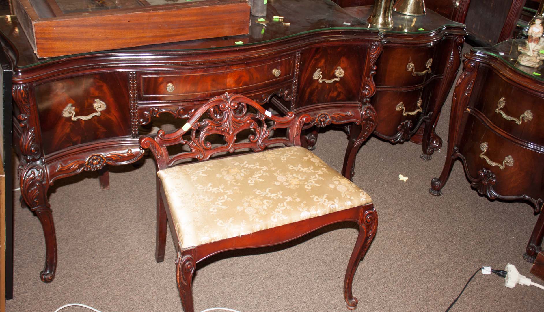 Appraisal: Six piece mahogany bedroom set including two nightstands vanity with