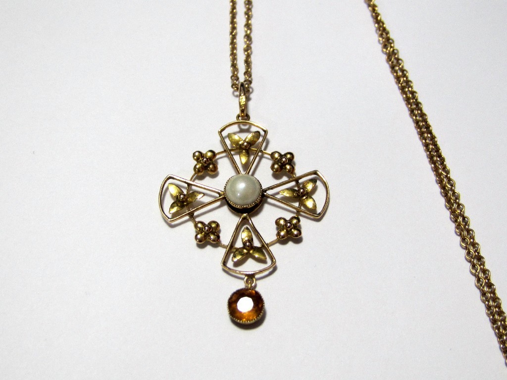 Appraisal: An Edwardian ct gold pendant of cruciform design set with