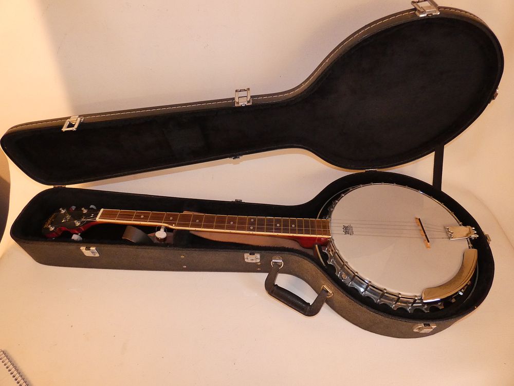 Appraisal: VINTAGE WASHBURN BANJO Vintage banjo in hard case signed Washburn